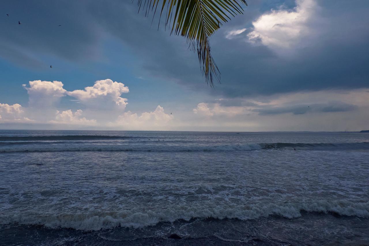 Umadewi Surf & Retreat Hotell Pulukan Eksteriør bilde